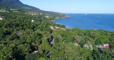 鸟瞰图库拉海滩在Ilhabela，圣保罗，巴西