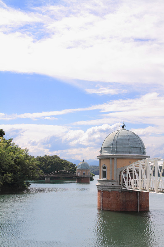 多玛湖和取水塔