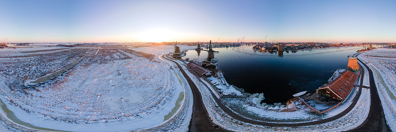 在冬天被雪覆盖的Zaanse Schans风车村全景，Zaanse Schans风车在荷兰历史悠久的