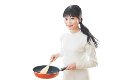 年轻女子在家做饭