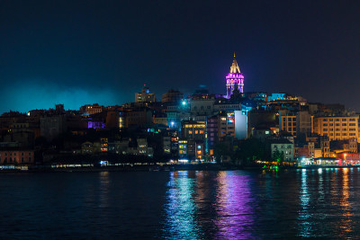 加拉塔和地区的夜景从海上。火鸡