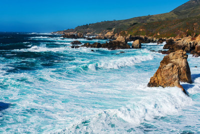 海浪冲击着崎岖的海岸线