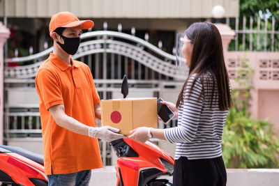 包裹运送到客户与口罩保护