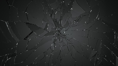 黑色的玻璃碎片或碎玻璃