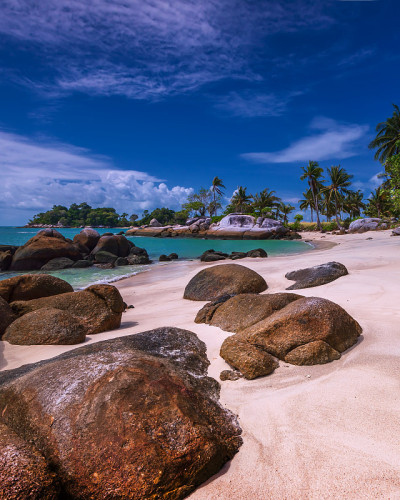 在Berhala岛kepulauan Riau的全景海滩和岩层照片