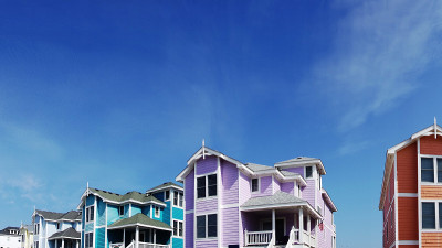 北卡罗莱纳外滩的纳格斯黑德(Nags Head)新建的色彩柔和的海滩别墅