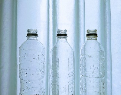 带有水滴的塑料瓶图像。