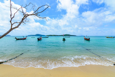 海滩上美丽的波浪