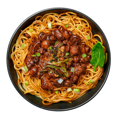 Bakmi或Mie Ayam在黑色碗中孤立在白色碗上。印尼料理面条肉菜。传统的亚洲食物和膳食。俯视图