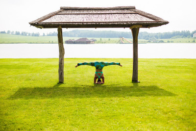shirshasana。瑜伽女孩训练户外自然背景。瑜伽的概念。