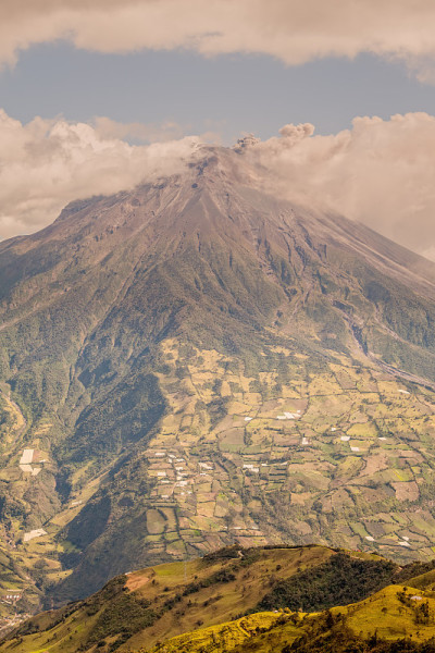 通古拉瓦火山冒烟，鸟瞰图