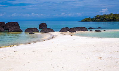 美丽的热带岛屿koh Kham，白色沙滩与火山岩石，靠近koh Mak，泰国