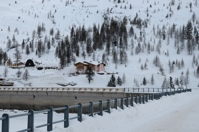 Fedaia湖大坝在白云岩。Val di Fassa，意大利。