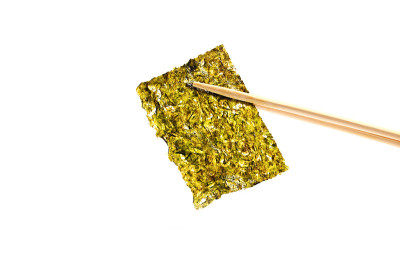 白色背景上孤立的海藻片。健康的有机食品，欧米茄3