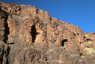 大卡纳里亚岛，沿着ravive Barranco Hondo的徒步旅行路线，岛屿南部的深峡谷，充满了