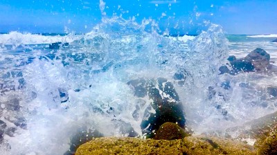 海浪拍打着岩石