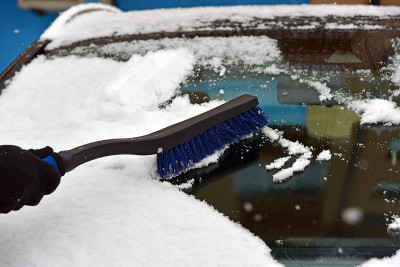 清理车窗上的雪。清除挡风玻璃上的雪。