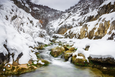 美丽的山涧泻下被雪覆盖的狭长的峡谷