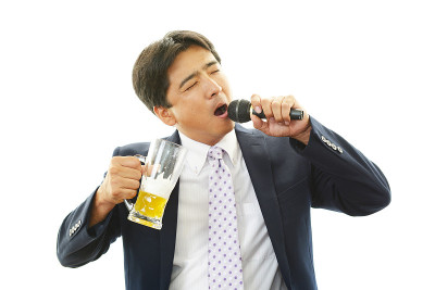 男人带着啤酒唱卡拉ok
