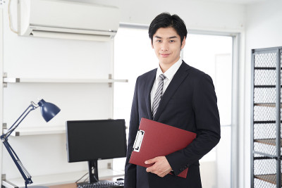一位日本男性房地产推销员在展示一所房子
