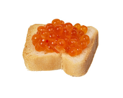 小吐司与红鱼子酱的美味食物隔离在白色