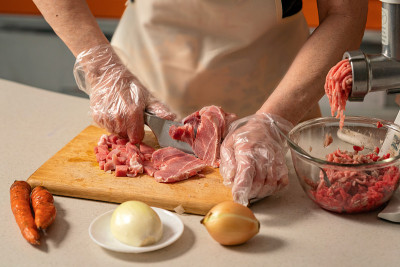 女性手切肉为肉末