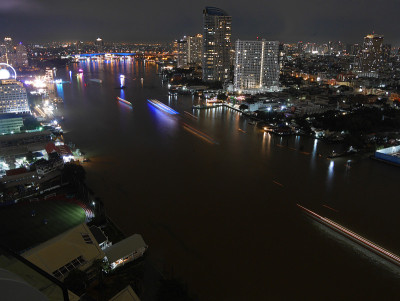 夜景长曝光曼谷湄南河巡游