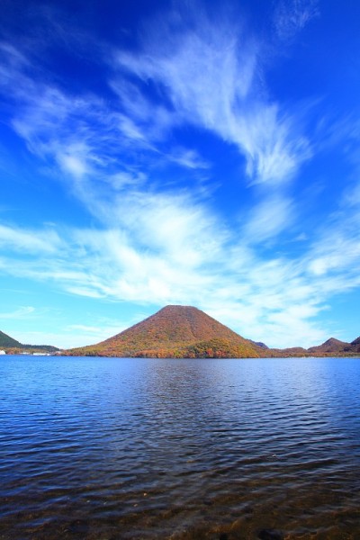 秋天的颜色，山和湖