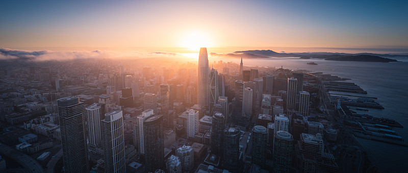 日落时旧金山天际的鸟瞰图
