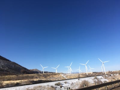 在西班牙福克峡谷，西班牙福克，UT山旁边的蓝色天空的风力涡轮机。清洁的空气，清洁的能源在犹他州的农村