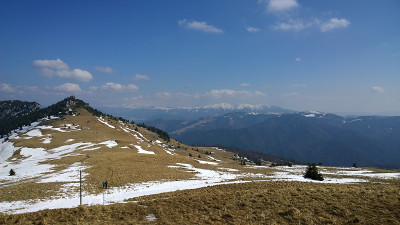 冬天在雪地里徒步登山。