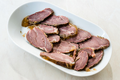 熏肉小牛肉薄片在木板上。可以吃了。