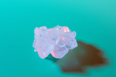 彩色水晶石特写孤立在绿色背景