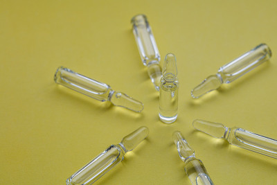 注射用医用玻璃安瓿。有疫苗，药品，胶原蛋白，维生素，透明液体的安瓿