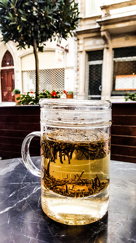 街道附近的咖啡馆里的杯装伯爵茶。