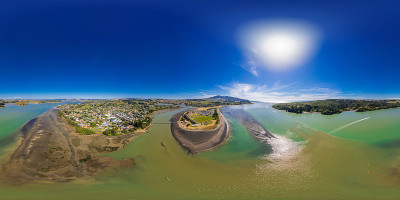 新西兰怀卡托地区拉格兰(Whāingaroa)上空的球面(360度)等矩形全景图
