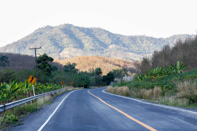 汽车和街道与山区景观