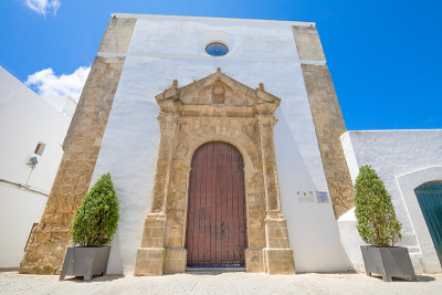 在Vejer de la Frontera镇的概念教堂的门