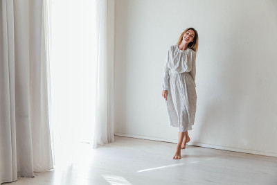 美丽的金发女人在一个浅白色的肖像连衣裙