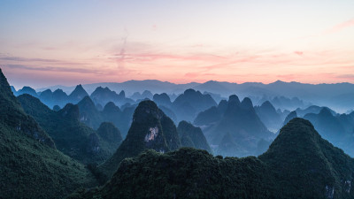 鸟瞰图的山在黎明