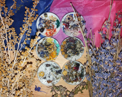 用水晶、干药草和花制成的自制茶灯，可以吸引金钱和好运、健康、爱情等。水疗程序的漂亮礼物。