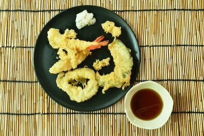 脆炸虾和洋葱南瓜面粉或天妇罗日本食物蘸酱油