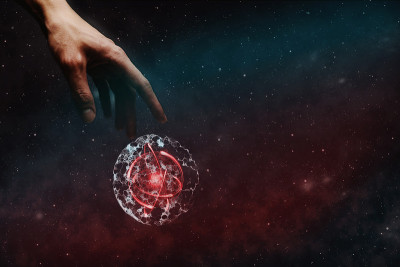 人类手握着细胞分裂和原子。星云尘埃。混合媒体。