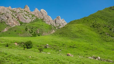 中国夏河附近的甘家草原和山脉