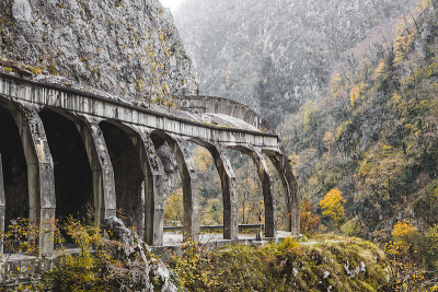 一条山路上的旧隧道