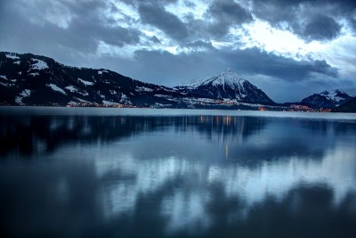 夜晚的山湖