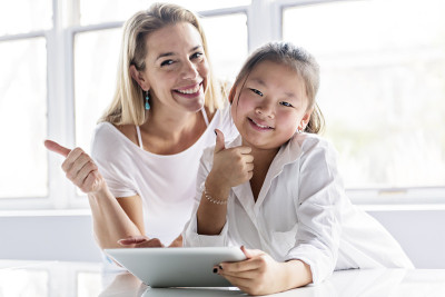 女学生在老师的指导下上网搜索