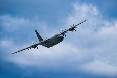 英国威尔士，皇家空军洛克希德c - 130大力神对抗蓝灰色天空