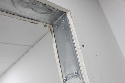 用金属钉和石膏板建造的干墙