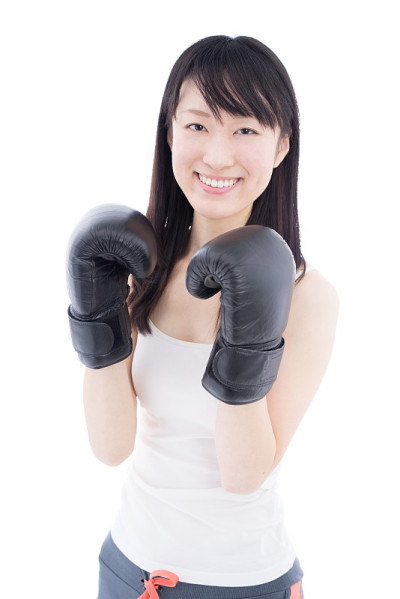 戴拳击手套的年轻女子